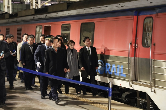 Minister of Land, Infrastructure and Transport, Kim Hyun-mee (second from right) inspects the train the inter-Korean joint inspection team will take from Seoul Station in Yongsan-gu, Seoul to Sinuiju in North Korea on Nov. 30. (Ministry of Land, Infrastructure and Transport)